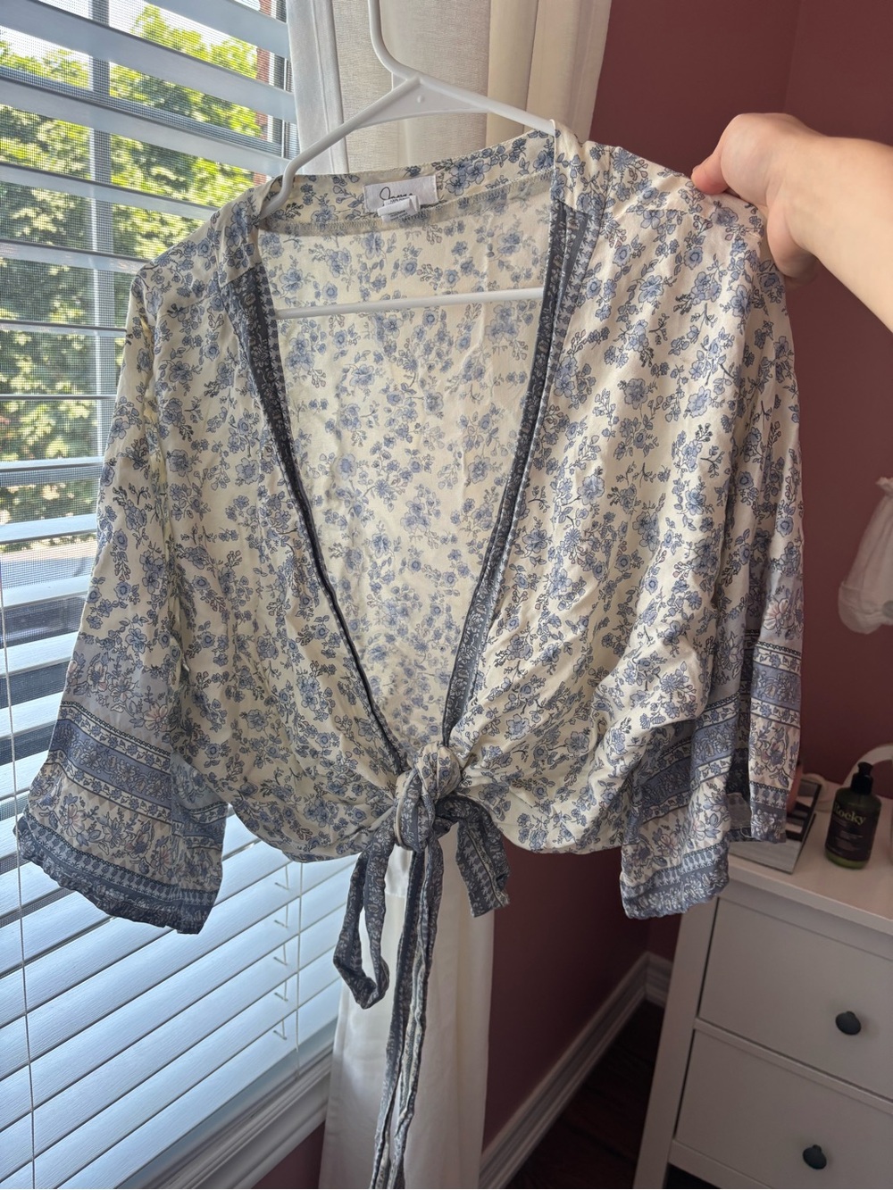 Japna Cream and Blue Floral Tie-Front kimono Crop Blouse